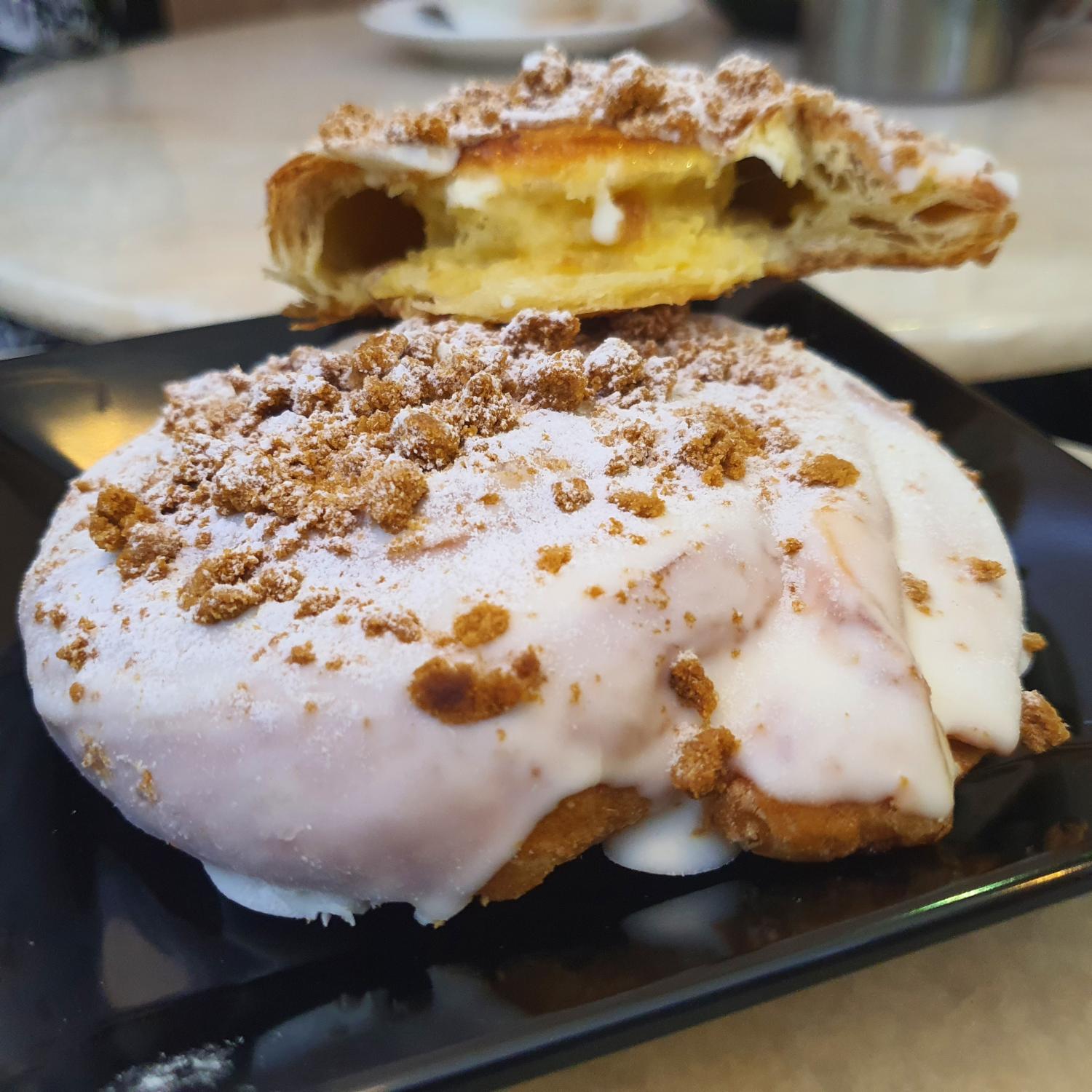 Speculoos Crumble Croissant