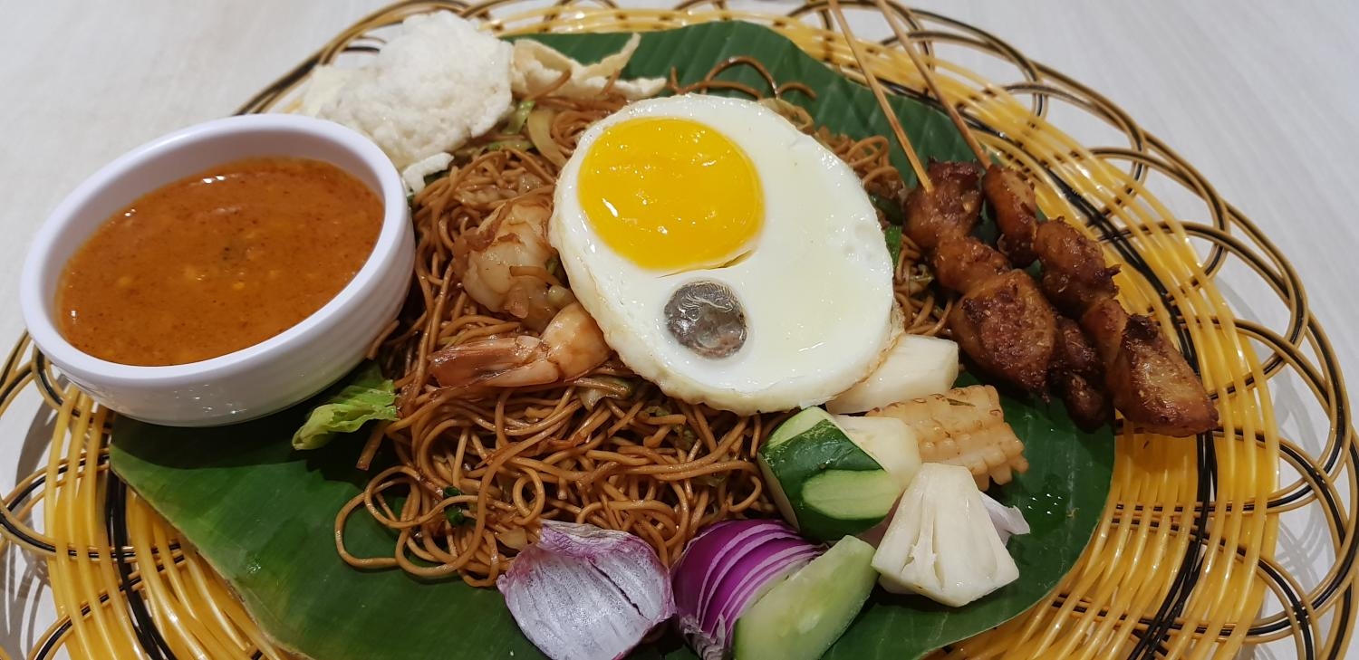 Mee Goreng with Satay
