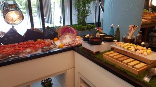 Buffet - Seafood and Sushi counter